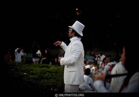 Dîner en blanc 2011. Esplanade Notre-Dame. Paris diner-en-blanc-paris-030