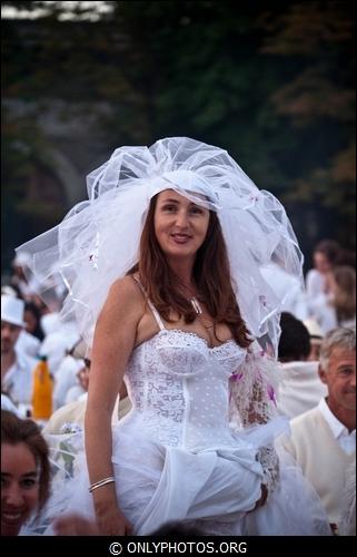 Dîner en blanc 2011. Esplanade Notre-Dame. Paris diner-en-blanc-paris-011