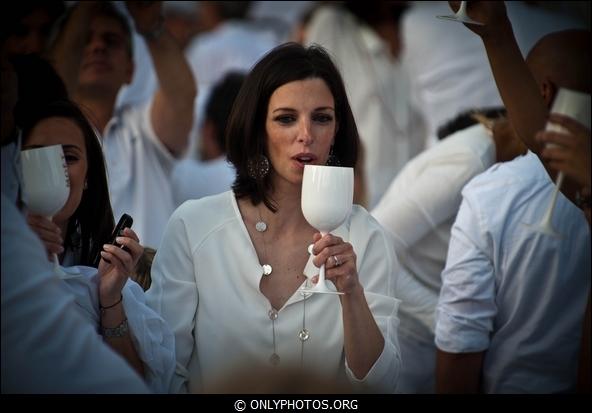 Dîner en blanc 2011. Esplanade Notre-Dame. Paris diner-en-blanc-paris-007