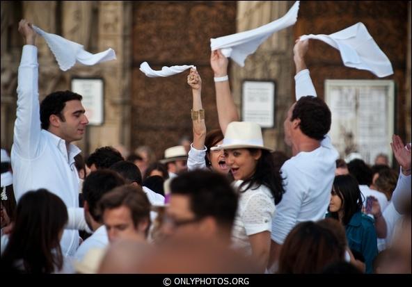 Dîner en blanc 2011. Esplanade Notre-Dame. Paris diner-en-blanc-paris-004