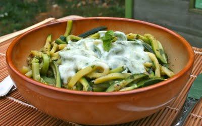 SPAGHETTIS DE COURGETTES AU BASILIC SPAGHETTIS DE COURGETTES AU BASILIC