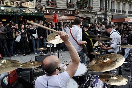 91723_un-groupe-joue-lors-de-la-fete-de-la-musique-2010-a-p.jpg