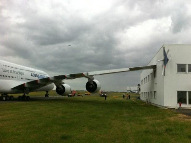 Deux photographies de l’A380 accidenté lors du salon du Bourget