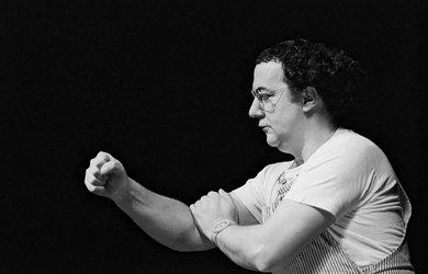 Coluche-bras-d-honneur_pics_390.jpg