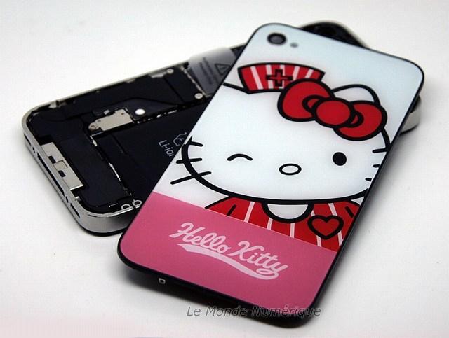 Une coque arrière Hello Kitty pour iPhone 4