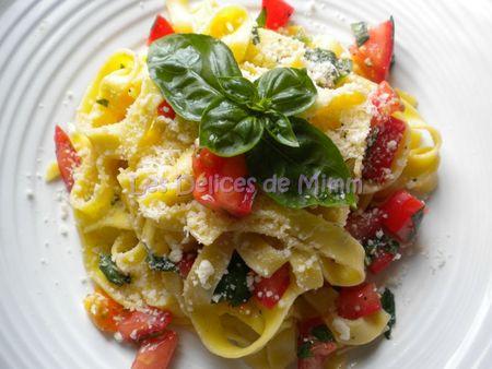 Tagliatelles aux tomates crues, ail et basilic DSCN3637bis