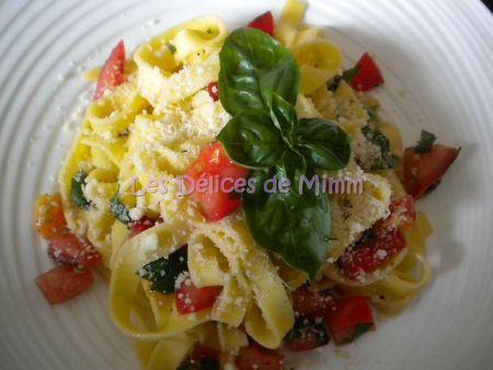 Tagliatelles aux tomates crues, ail et basilic DSCN3636bis