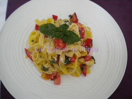 Tagliatelles aux tomates crues, ail et basilic DSCN3633bis
