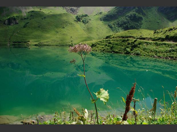 Les belles couleurs du lac de Lioson, en Suisse. Les belles couleurs du lac de Lioson, en Suisse.