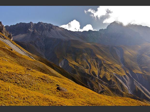 La végétation d'automne dans les montagnes des Grisons, à l'est de la Suisse. La végétation d'automne dans les montagnes des Grisons, à l'est de la Suisse.