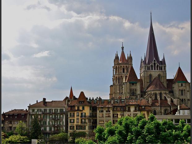 La cathédrale de Lausanne, en Suisse, surplombe la ville. La cathédrale de Lausanne, en Suisse, surplombe la ville.