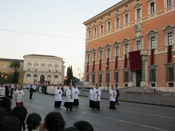 Le début de la procession à la fin de la messe Papale Le début de la procession à la fin de la messe Papale