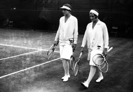 Tennis 3 Le look des joueuses de tennis a bien changé entre 1900 et 2011…