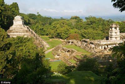 Les secrets d'une tombe maya révélés par une minuscule camera