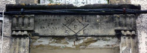 Une étonnante inscription par un Compagnon Étranger tailleur de pierre, « La Rigueur de Brugnac », à Verteuil d'Agenais (47)