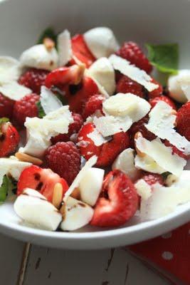 Salade de fraises, framboises , mozzarella , parmesan