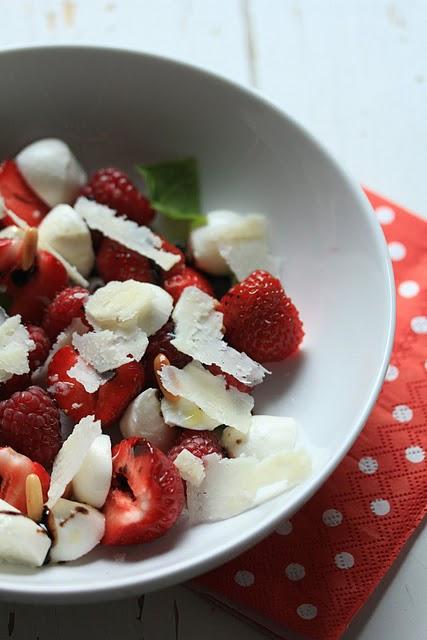 Salade de fraises, framboises , mozzarella , parmesan