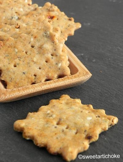ama1.1 Amaranth & chia seeds crackers (gluten-free & eggless) with two dips – crackers aux graines de chia et amarante, avec deux dips