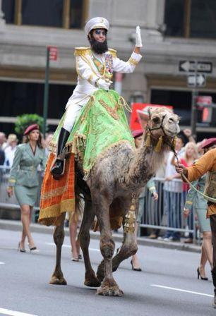Funny_man_Sacha_Baron_Cohen_seen_riding_camel_XDG5abBu3bLl.jpg, juin 2011 Funny_man_Sacha_Baron_Cohen_seen_riding_camel_XDG5abBu3bLl.jpg