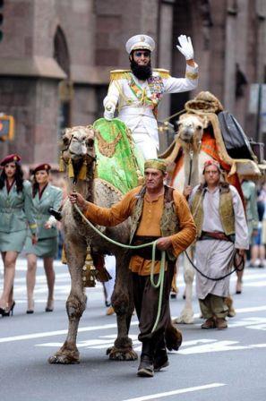Funny_man_Sacha_Baron_Cohen_seen_riding_camel_L-EjlAox6kZl.jpg, juin 2011 Funny_man_Sacha_Baron_Cohen_seen_riding_camel_L-EjlAox6kZl.jpg