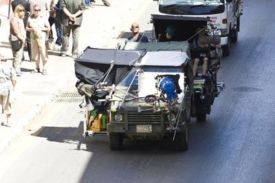 Brad_Pitt_in_a_jeep_BThVH0OXMEzl.jpg, juin 2011 Brad_Pitt_in_a_jeep_BThVH0OXMEzl.jpg