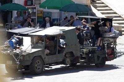 Brad_Pitt_in_a_jeep_Qc_7d3Hbamal.jpg, juin 2011 Brad_Pitt_in_a_jeep_Qc_7d3Hbamal.jpg