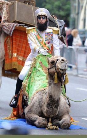 Funny_man_Sacha_Baron_Cohen_seen_riding_camel_tvrWuP7JIL9l.jpg, juin 2011 Funny_man_Sacha_Baron_Cohen_seen_riding_camel_tvrWuP7JIL9l.jpg