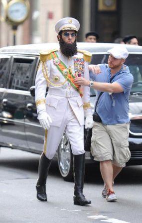 Funny_man_Sacha_Baron_Cohen_seen_riding_camel_76UQpmPS6bKl.jpg, juin 2011 Funny_man_Sacha_Baron_Cohen_seen_riding_camel_76UQpmPS6bKl.jpg