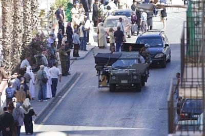 Brad_Pitt_in_a_jeep_I7b0qSVtV_9l.jpg, juin 2011 Brad_Pitt_in_a_jeep_I7b0qSVtV_9l.jpg