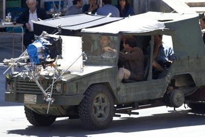 Brad_Pitt_in_a_jeep_N628rrdnCLHl.jpg, juin 2011 Brad_Pitt_in_a_jeep_N628rrdnCLHl.jpg