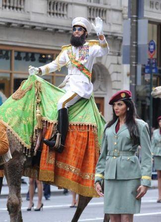 Funny_man_Sacha_Baron_Cohen_seen_riding_camel_c0zDwe1AM4ul.jpg, juin 2011 Funny_man_Sacha_Baron_Cohen_seen_riding_camel_c0zDwe1AM4ul.jpg