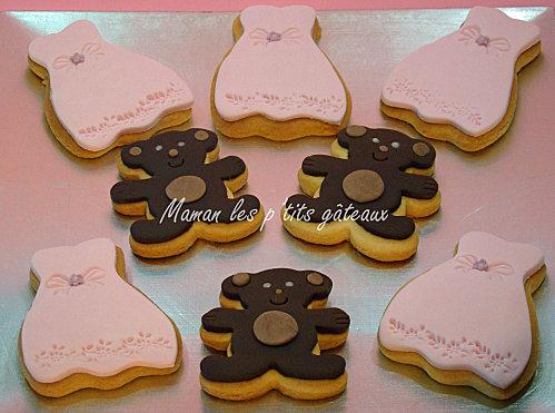 Gâteau fleuri pour le baptême de Romy sablés robes baptême