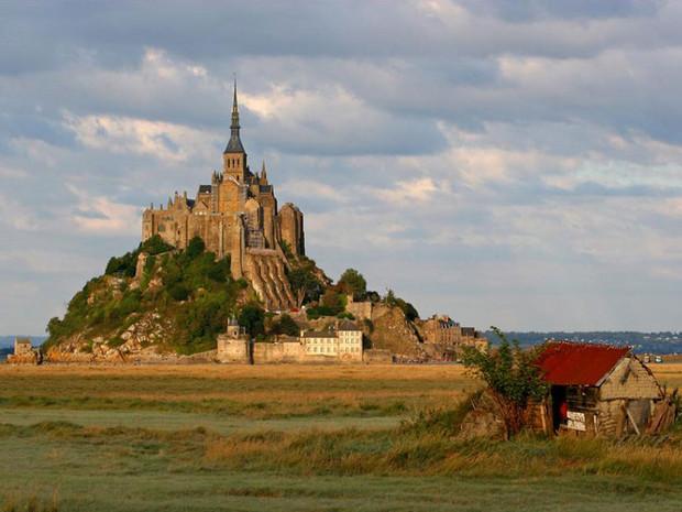 Le Mont-Saint-Michel, dans la Manche, en Basse-Normandie (France). Le Mont-Saint-Michel, dans la Manche, en Basse-Normandie (France).