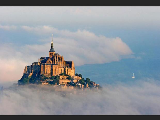 Le Mont-Saint-Michel dans la brume, en Normandie (France). Le Mont-Saint-Michel dans la brume, en Normandie (France).
