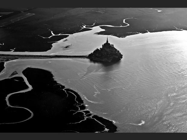 Le Mont-Saint-Michel, en noir et blanc, vu du ciel, à Mont-Saint-Michel, en Normandie (France). Le Mont-Saint-Michel, en noir et blanc, vu du ciel, à Mont-Saint-Michel, en Normandie (France).