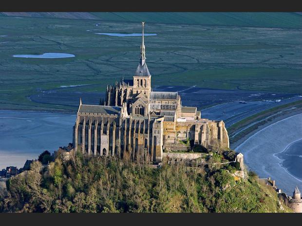 Le Mont-Saint-Michel, à Mont-Saint-Michel, en Normandie (France). Le Mont-Saint-Michel, à Mont-Saint-Michel, en Normandie (France).