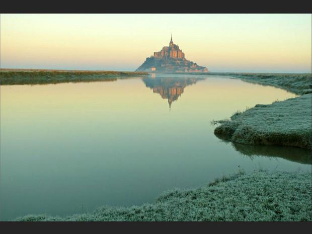Le Mont-Saint-Michel, tel un château de conte de fées (Manche, Basse-Normandie, France). Le Mont-Saint-Michel, tel un château de conte de fées (Manche, Basse-Normandie, France).