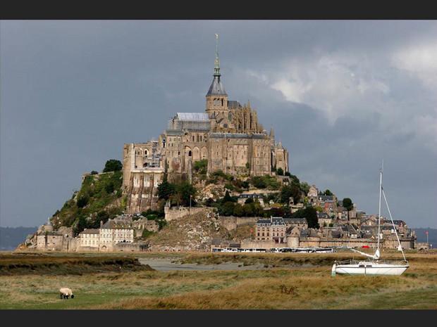 Un bateau à marée basse devant le Mont-Saint-Michel, en Normandie (France). Un bateau à marée basse devant le Mont-Saint-Michel, en Normandie (France).