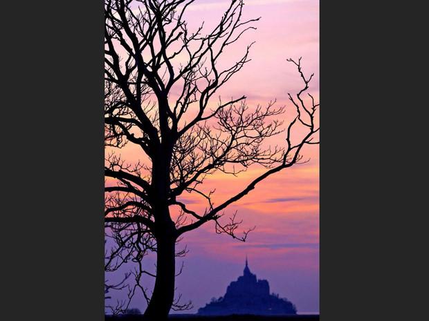 Coucher de soleil sur le Mont-Saint-Michel, en Normandie (France). Coucher de soleil sur le Mont-Saint-Michel, en Normandie (France).