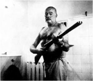 Hemingway fusil Où nous célébrons l’anniversaire de la mort d’Hemingway à travers un challenge autour de son œuvre !