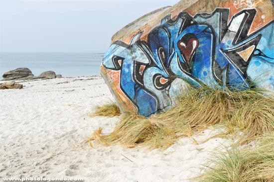 Blockhaus grafé sur la plage de Beg-Meil Blockhaus grafé sur la plage de Beg-Meil