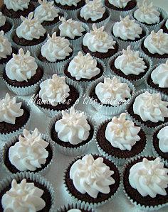 WEDDING CAKE CASCADE DE PETITES FLEURS Mini cupcakes blanc