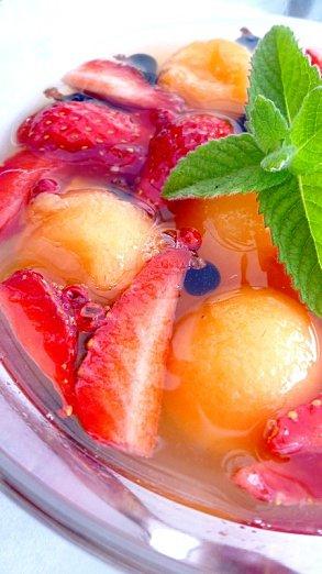 Soupe-glacee-de-melon--fraises-et-cassis-au-poivr-copie-1.JPG
