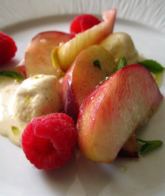Pêches blanches en salade, citron-menthe-huile d'olive Pêches blanches en salade, citron-menthe-huile d'olive