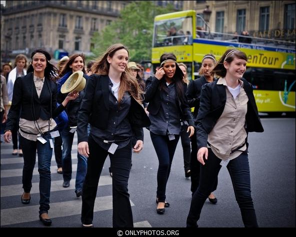 Pêle-Mêle. Anamorphose, manifestation, Opération Street Marketing. opera-pub