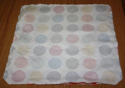 La confection du coussin De nouvelles cousettes à pois et un tuto