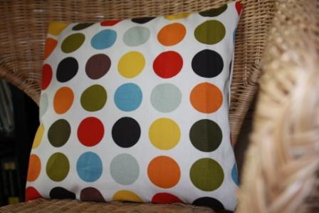 Coussin à pois by Lalou De nouvelles cousettes à pois et un tuto