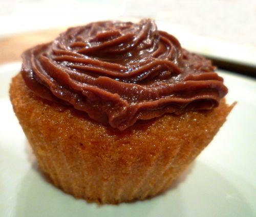 Cupcakes vanille, coeur chocolat et glacage chocolat au caramel Cupcakes vanille, coeur chocolat et glacage chocolat au caramel