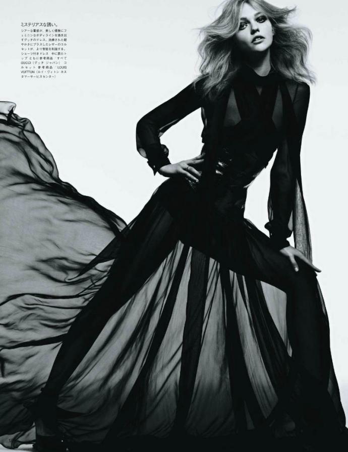 Sasha Pivovarova par Hedi Slimane pour Vogue Japon aout 2011 10