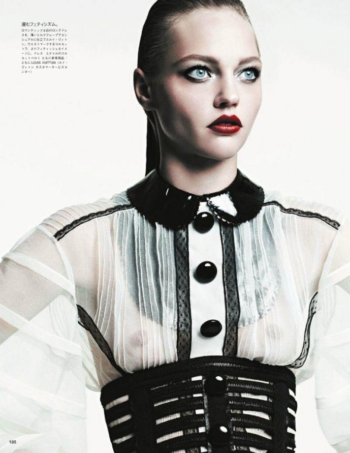 Sasha Pivovarova par Hedi Slimane pour Vogue Japon aout 2011 1
